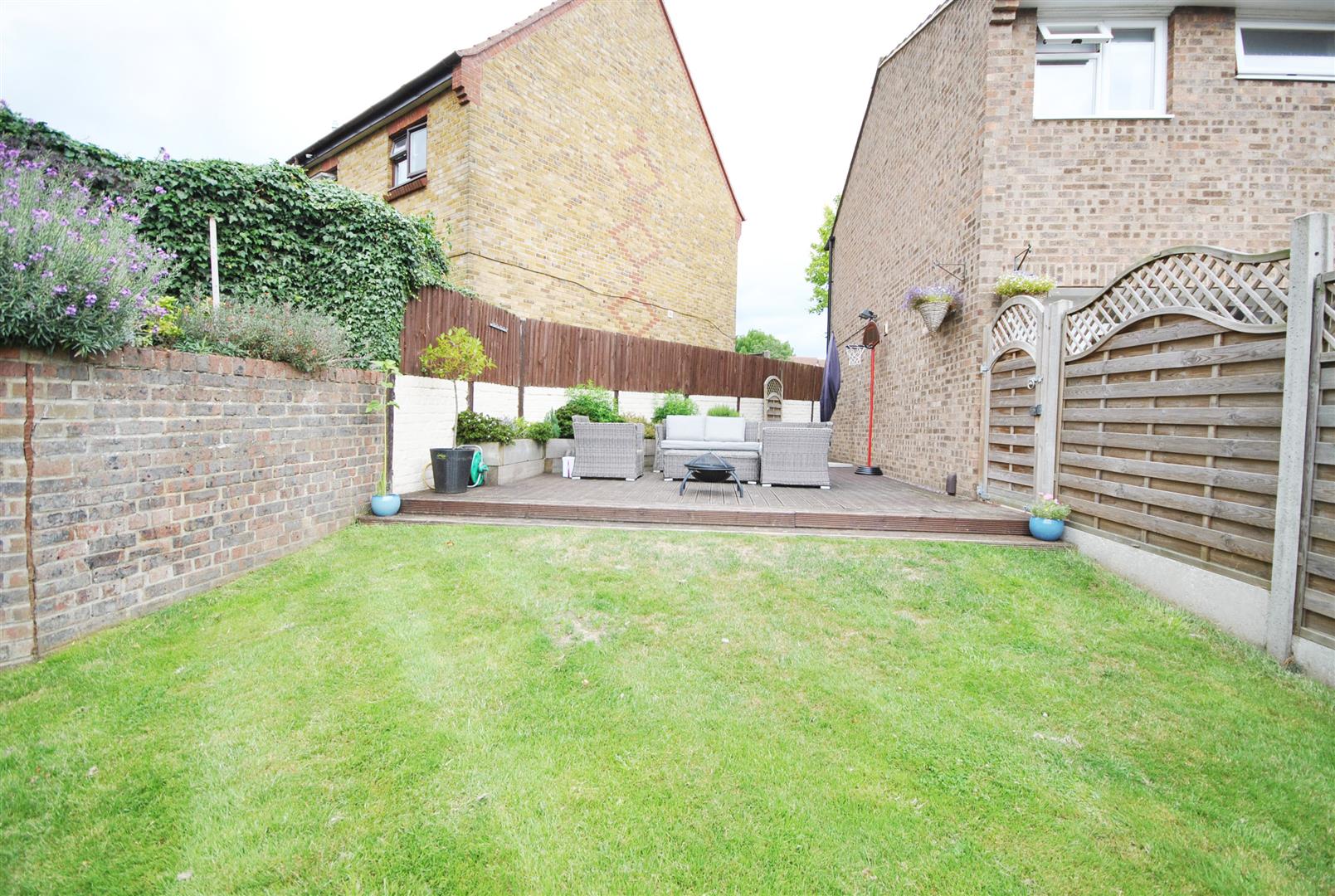 3 Bedrooms, House - End Terrace